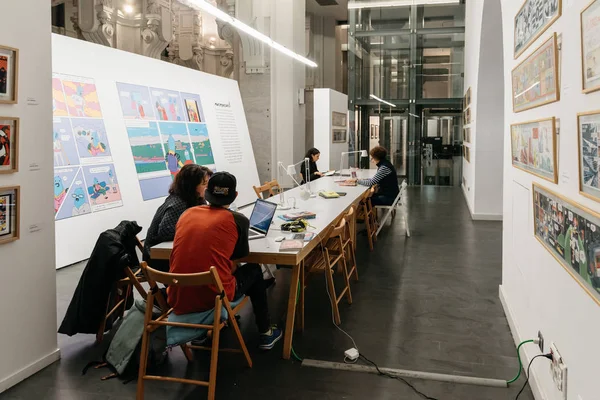 Personas que trabajan en coworking en Centro Cibeles en la nueva Ciudad Ha — Foto de Stock