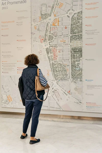 Mujer mirando mapa de la ciudad en Centro Cibeles en el nuevo Ayuntamiento o — Foto de Stock