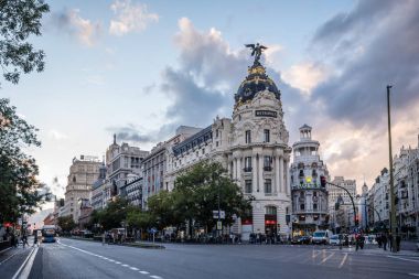 Cadde Gran Via ve Metropolis bina Madrid