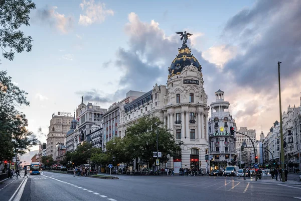 Calle Gran Vía y Edificio Metropolis en Madrid —  Fotos de Stock