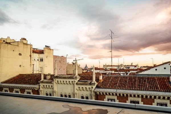 Bellissimo skyline di vecchi edifici nel centro storico della città a — Foto Stock