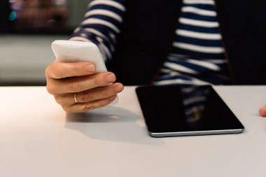 Bir smartphone ve dijital tablet kullanan kadın yakın çekim