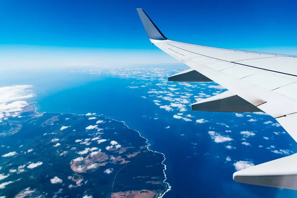 Wing of airplane above island — Stock Photo, Image