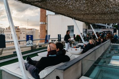 Kafede Circulo de Bellas Artes Madrid Roo zevk insanlar