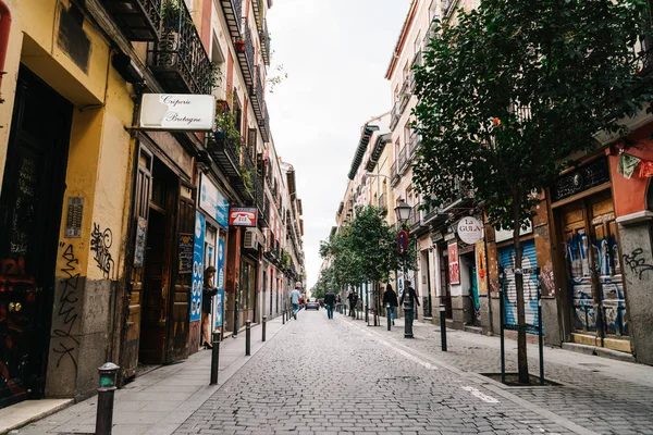Scena di strada nel quartiere Malasana di Madrid — Foto Stock