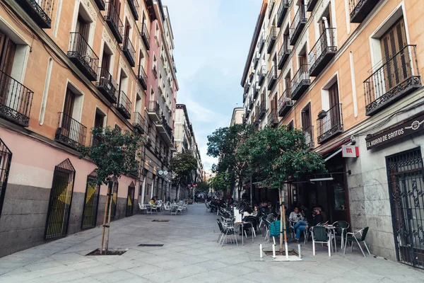 Escena callejera en el barrio de Malasana de Madrid — Foto de Stock