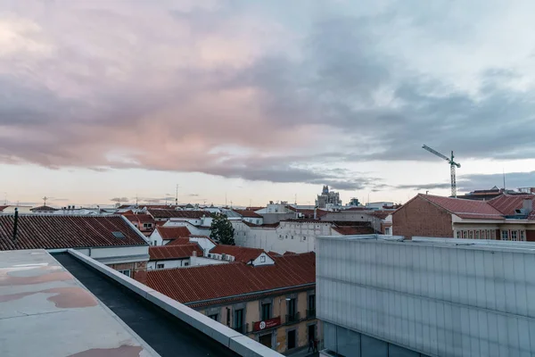 Skyline van Madrid bij zonsondergang uit dak — Stockfoto