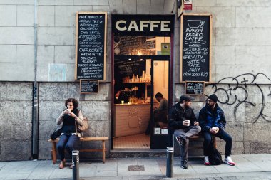 İnsanlar içme kahve dış hipster kafede Malasaña Soka
