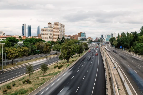 M30 автомагистраль в Мадриде в облачный день — стоковое фото