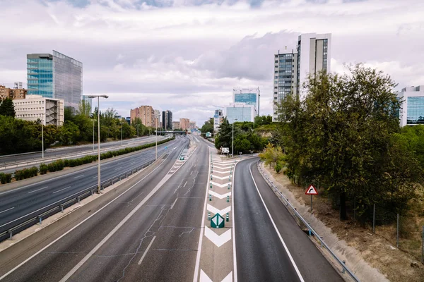 Auto-estrada M30 em Madrid um dia nublado — Fotografia de Stock