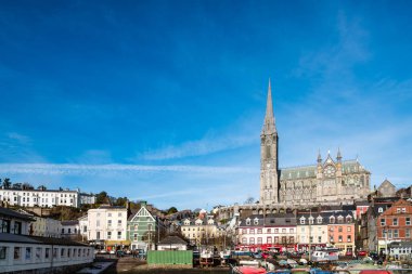 Bir Cobh Waterfront bir güneşli sabah