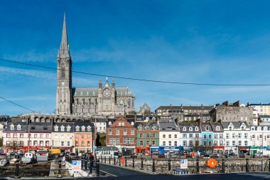 Bir Cobh Waterfront bir güneşli sabah