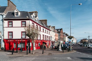 Ismarlayarak sahil küçük İrlandalı şehrin kalbinde