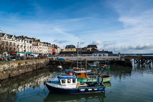 Waterfront and harbour with fishing boats in Ireland — Stock Photo, Image