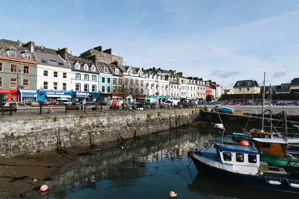 Waterfront and harbour with fishing boats in Ireland — Stock Photo, Image