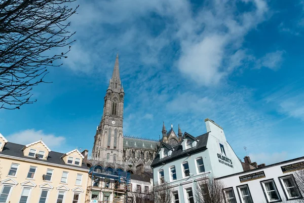 Χαμηλή γωνία θέα του καθεδρικού ναού στην πόλη της Ιρλανδίας — Φωτογραφία Αρχείου