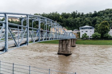 Salzburg Nehri üzerinde çelik köprü
