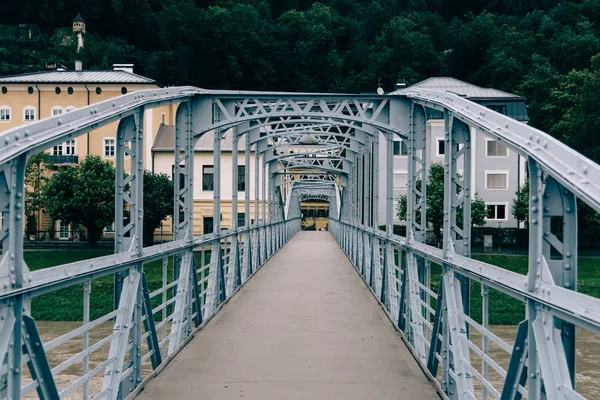 Pont en acier sur la rivière à Salzbourg — Photo