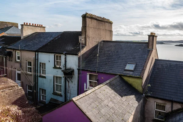 Malowniczy widok na dach starych domów w irlandzkim mieście przybrzeżnej — Zdjęcie stockowe