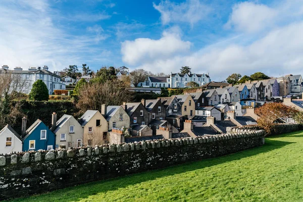 Picturesque view of row houses in small Irish town — Stock Photo, Image