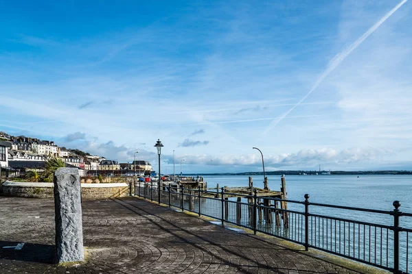 Nabrzeża i promenady z Cobh w słoneczny poranek — Zdjęcie stockowe