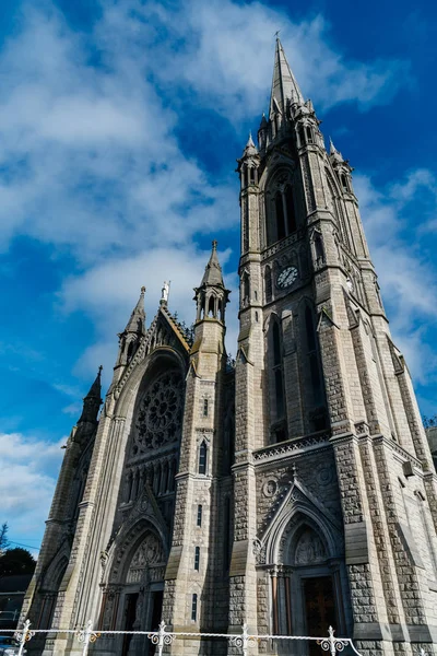 Låg vinkel utsikt över katedralen i irländska staden — Stockfoto