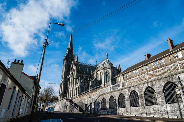 Låg vinkel utsikt över katedralen i irländska staden — Stockfoto