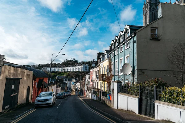 Malowniczy widok na ulicę irlandzki nadmorskim miasteczkiem — Zdjęcie stockowe