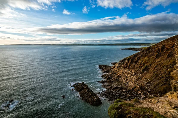 Vista panorâmica das falésias na costa irlandesa ao pôr-do-sol . — Fotografia de Stock