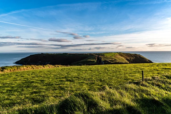 Vista panorâmica da península de Kinsale com colinas verdes ao pôr do sol — Fotografia de Stock
