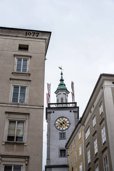 Vista de baixo ângulo da torre do relógio em Salzburgo — Fotografia de Stock