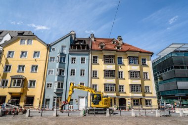 Renkli evler ve Innsbr eski şehir inşaat makinaları