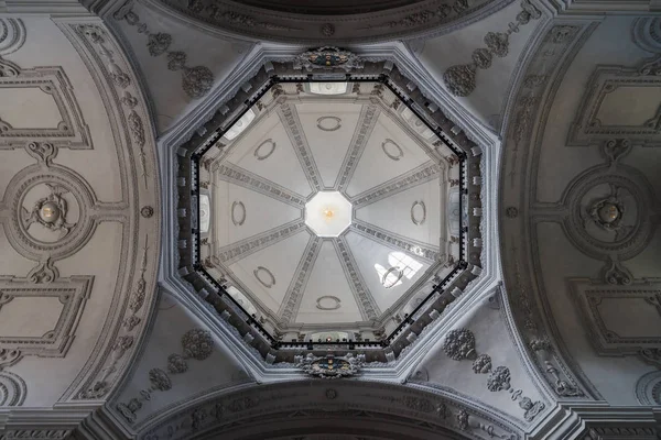 Vista interna della chiesa barocca di Innsbruck — Foto Stock
