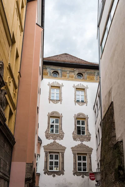 Niski kąt Zobacz starych budynków starego miasta Innsbruck — Zdjęcie stockowe
