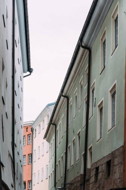 Düşük açılı görüntülemek eski binalar eski kasaba Innsbruck oteli