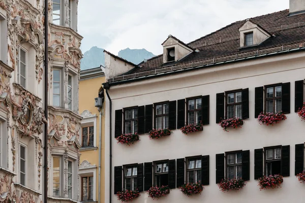 Vista de ángulo bajo de edificios antiguos en el casco antiguo de Innsbruck — Foto de Stock