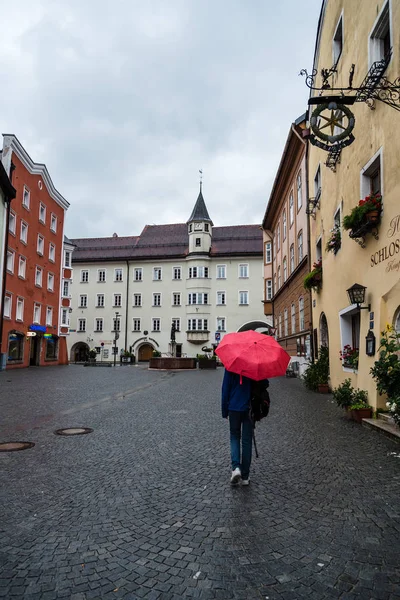 Kobieta z czerwony parasol w malownicze miasta Rattenberg — Zdjęcie stockowe