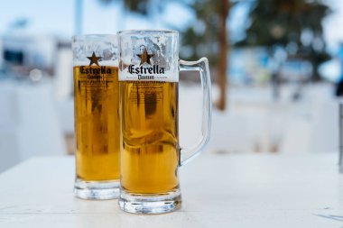 Soğuk bir bira iki kavanoz