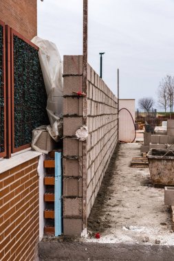 Takviyeli beton blok duvar inşaatı işleri ile birlikte