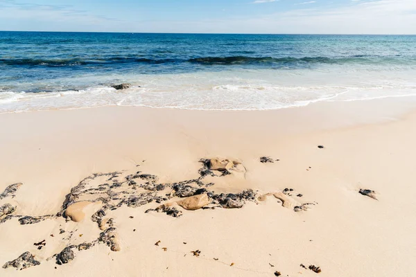 Bela praia, mar e céu azul — Fotografia de Stock