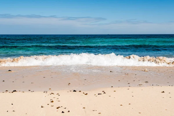 Красивый пляж, море и голубое небо — стоковое фото