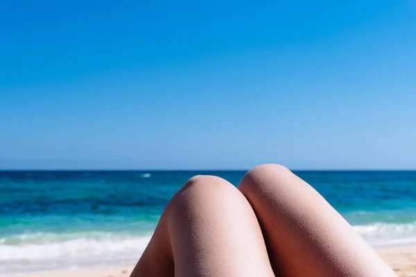 Starsza kobieta nogi opalając się na plaży — Zdjęcie stockowe