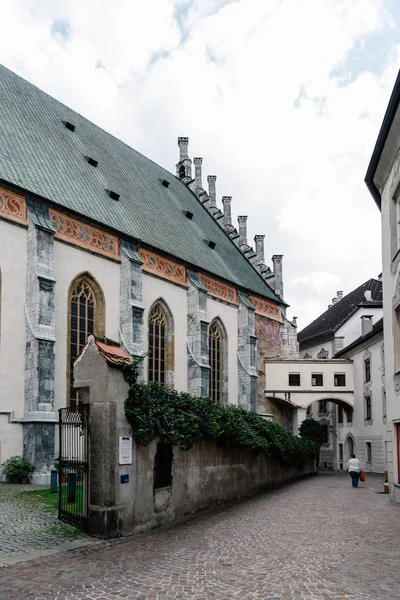 Kościół w Schwaz małe miasto w Tyrolu — Zdjęcie stockowe
