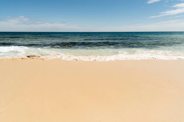 美しいビーチ、海と青い空 — ストック写真