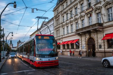 Prag sokakta kırmızı tramvay