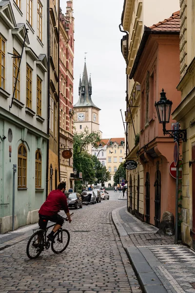 Велосипедист cobblestoned вулиці в Празі — стокове фото