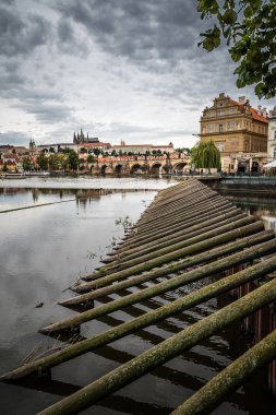 Cityscape Prag ve Nehri