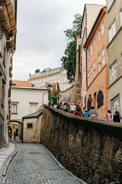 Люди на сходах на замок Празький — стокове фото
