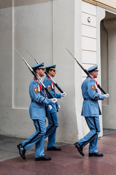 Changing guard in the Castle of Prague — Stock Photo, Image