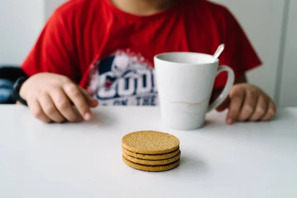 Primer plano del chico desayunando con galletas, céntrate en Biscu —  Fotos de Stock